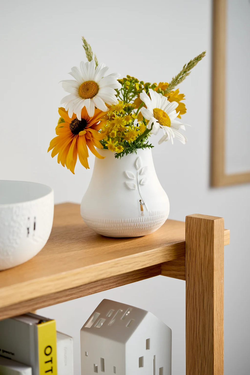 Picture story vase meadow