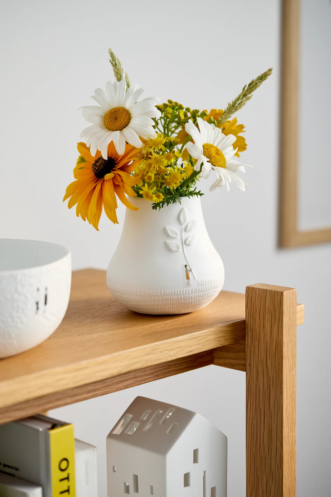 Picture story vase meadow