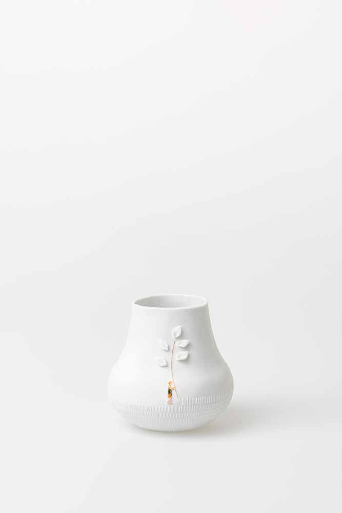 Picture story vase a walk in