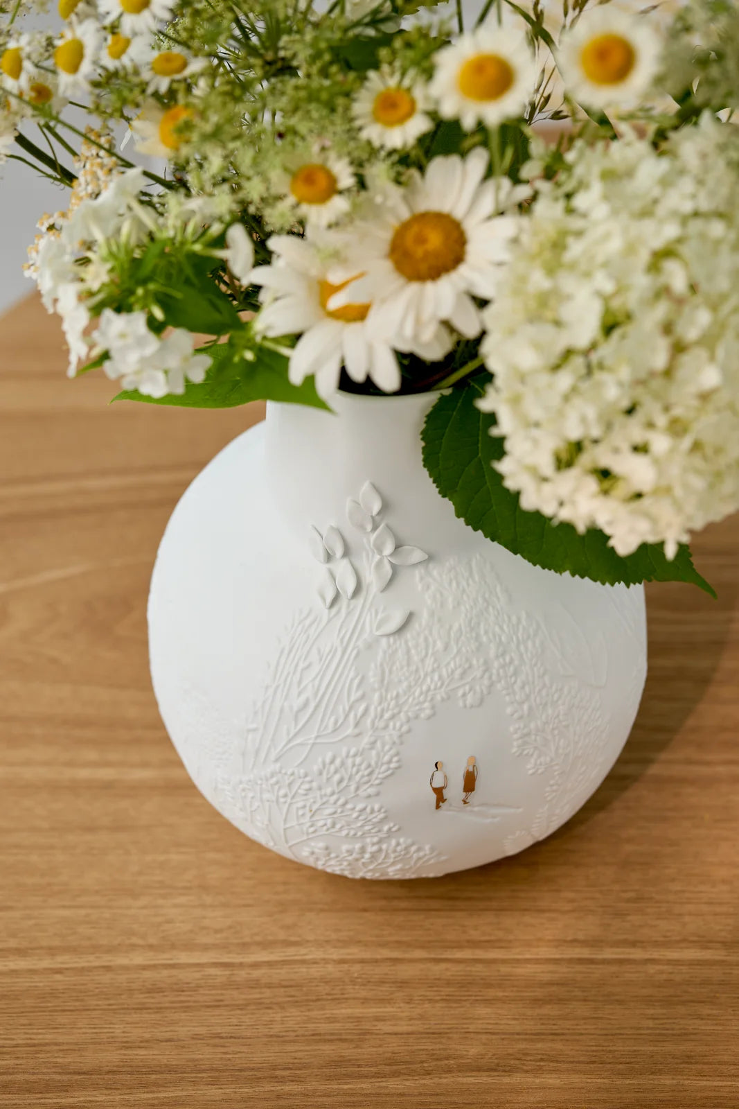 Picture story vase a walk in