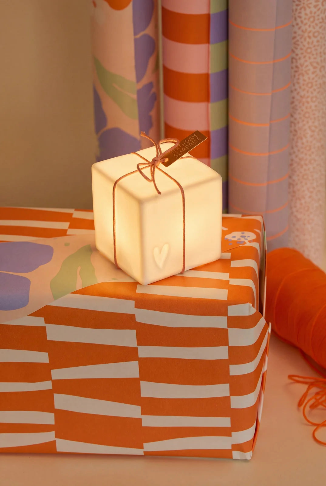 Birthday LED light surprise 5x5x5cm 2xLR44
