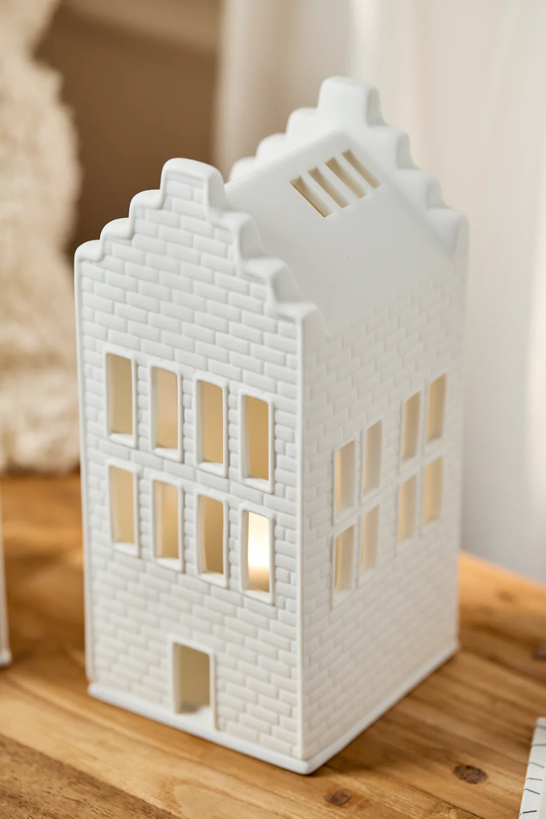 Large brick house 9x9.5x21cm